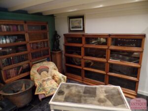 antieke drievoudige boekenkast van Globe Wernicke