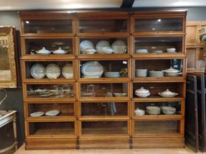 antieke drievoudige Globe Wernicke boekenkast met verspinging in de bovenste delen