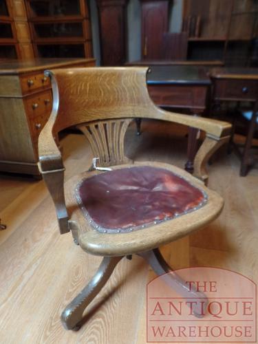 antieke eiken bureaustoel in hoogte verstelbaar