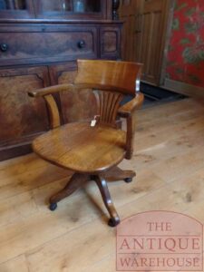antieke eiken bureaustoel in hoogte verstelbaar en kan naar achteren kiepen