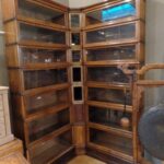 Antieke eiken hoekopstelling van Globe Wernicke boekenkasten 1