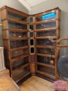 antieke eiken hoek opstelling van Globe Wernicke boekenkasten