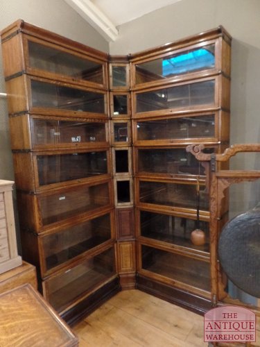 antieke eiken hoek opstelling van Globe Wernicke boekenkasten