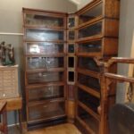 Antieke eiken hoekopstelling van Globe Wernicke boekenkasten 2