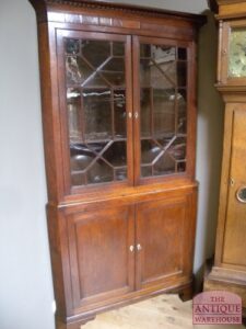 antieke eiken hoekkast