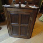 Antieke eiken hoekkast 1