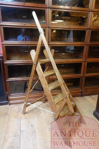 antieke Engelse bibliotheektrap 3