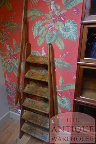 antieke Engelse bibliotheektrap 4