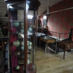 antieke Engelse hoekvitrine met gebogen ruit 1