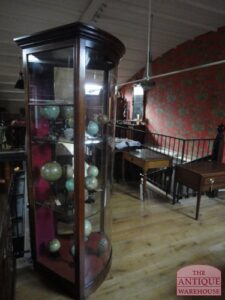 antieke  Engelse hoekvitrine met gebogen ruit, VERKOCHT