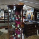 antieke Engelse hoekvitrine met gebogen ruit 2