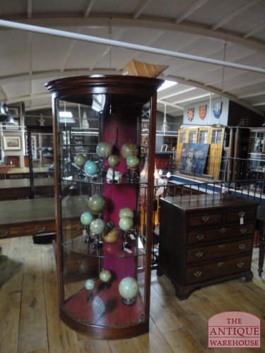 antieke Engelse hoekvitrine met gebogen ruit 2