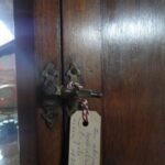 antieke Engelse hoekvitrine met gebogen ruit 3