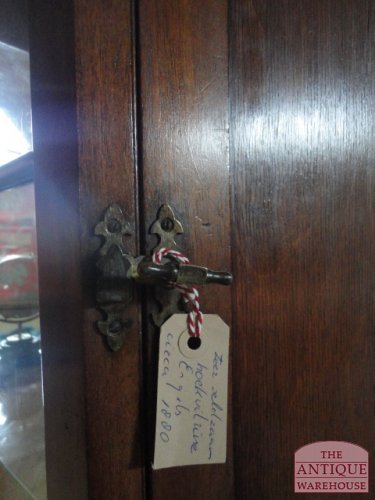 antieke Engelse hoekvitrine met gebogen ruit 3