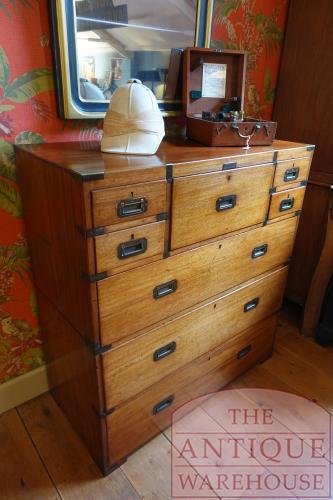 antieke Engelse miliatry ladekast,campaign furniture