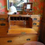 Antieke Engelse mahoniehouten military ladenkast met secretaire 2
