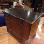 Antieke Engelse miniatuur ladekast 1
