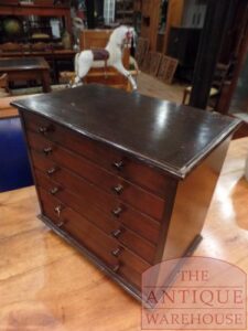 antieke Engelse miniatuur ladekast