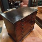 Antieke Engelse miniatuur ladekast 2