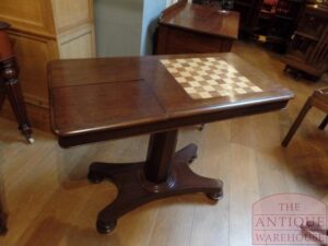 Antieke Engelse schaaktafel met opbergruimte voor stukken