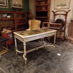 Antieke Engelse schrijftafel van het warenhuis Maple & Co 1