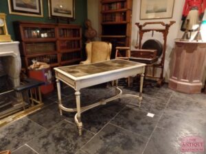antieke Engelse schrijftafel van het warehuis Maple & Co