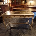 Antieke Engelse schrijftafel van het warenhuis Maple & Co 2