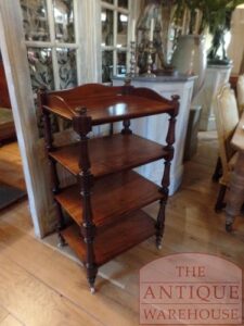 antieke Engelse side table, etagere van mahonie hout