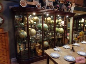 antieke Engelse top vitrinekasten