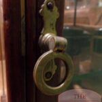 Antieke Engelse vitrinekast circa 1880 3