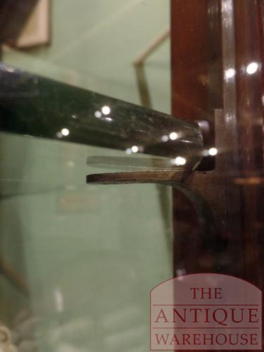 Antieke Engelse vitrinekast circa 1880 4