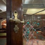 Antieke Engelse vitrinekast circa 1900 3