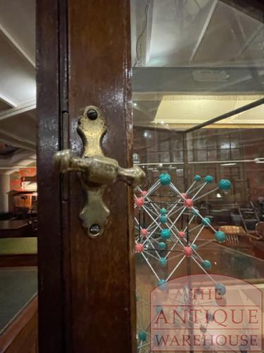 Antieke Engelse vitrinekast circa 1900 3