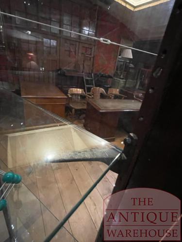 Antieke Engelse vitrinekast circa 1900 4