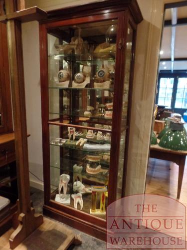 antieke Engelse vitrinekasten