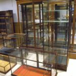 Antieke Engelse vitrinekasten met brede plint 1