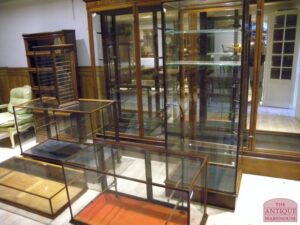 Antieke Engelse vitrinekasten met brede plint