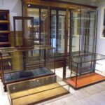 Antieke Engelse vitrinekasten met brede plint 2