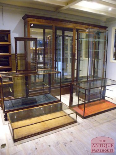 Antieke Engelse vitrinekasten met brede plint 2