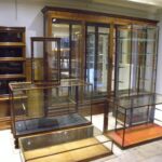 Antieke Engelse vitrinekasten met brede plint 3