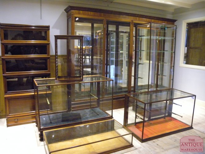 Antieke Engelse vitrinekasten met brede plint 3