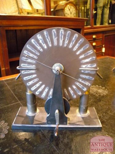 Antieke Franse elektriseermachine, type Wimshurst 2