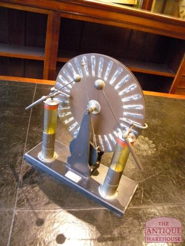 Antieke Franse elektriseermachine, type Wimshurst 3