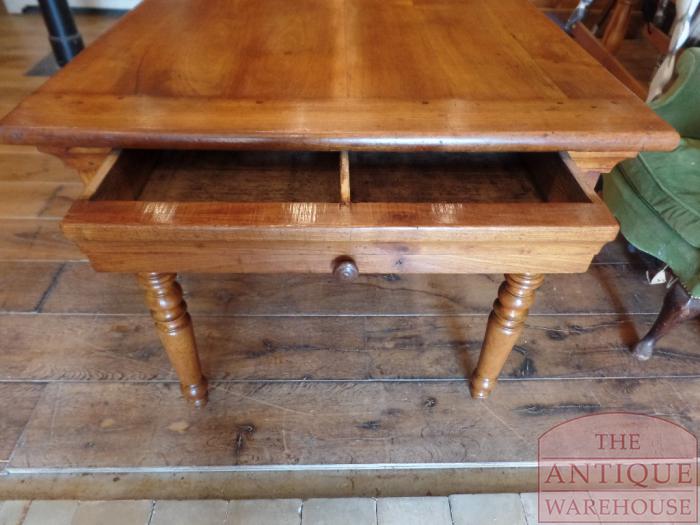 Antieke Franse kersenhouten tafel 2