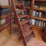 Antieke Franse notenhouten bibliotheek trapje 1