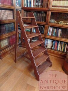 antieke Franse notenhouten bibliotheek trapje