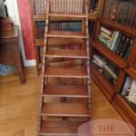 Antieke Franse notenhouten bibliotheek trapje 2