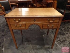 Antieke Georgian side tafel van eikenhout met 3 lades