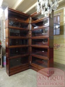 antieke Globe wernicke boekenkast in hoekopstelling