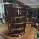 Antieke hang hoekkast met gebogen ruit van mahoniehout 1